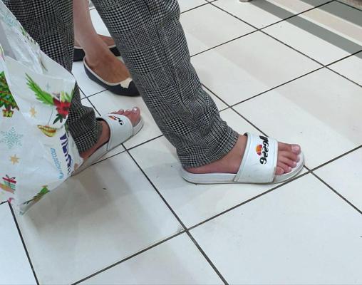 25P Candid feet