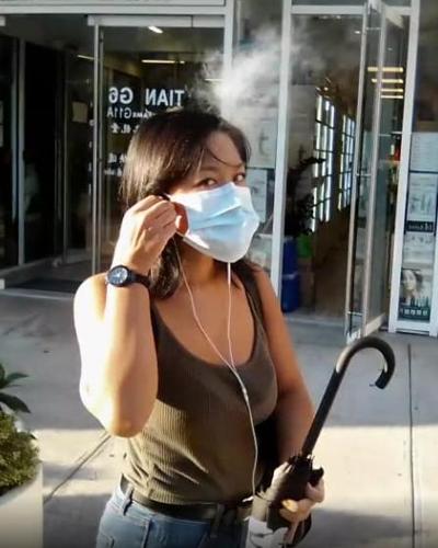 22P Vaping asiático apretado en máscara