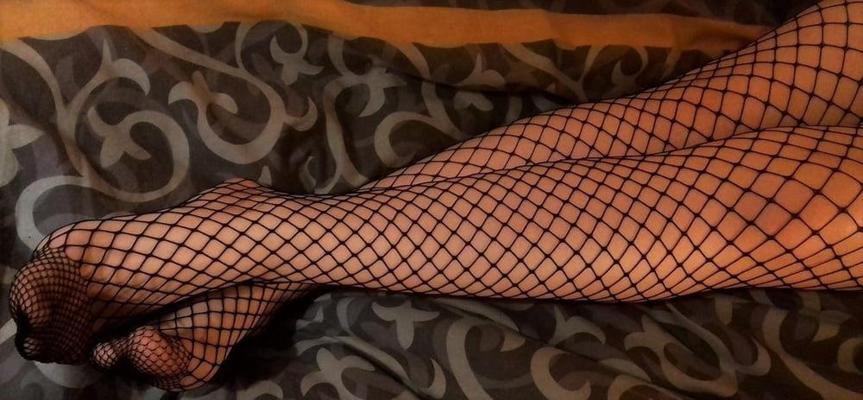 7P Ses pieds sexy avec des résilles