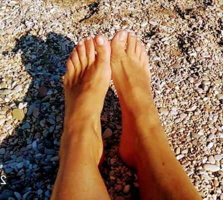 5P Martina's feet to the sea in Fano