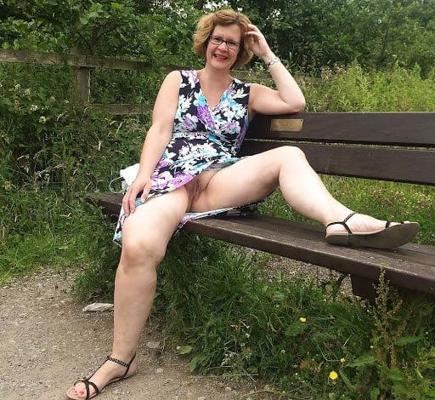 25P Upskirt legs open
