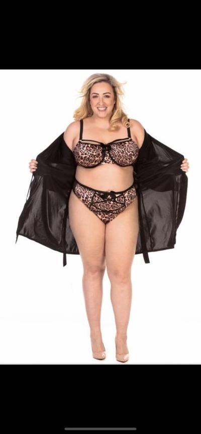 9P Danielle, sexy UK Chunky MILF Slut