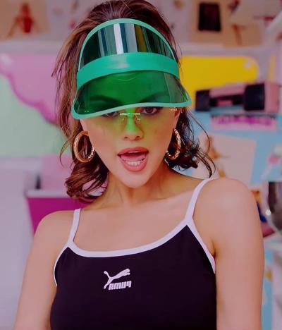 13P SELENA GOMEZ ... HER PUSSY IS DRIPPING WET !!!