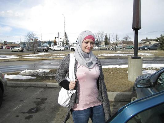 12P Voluptous arab woman
