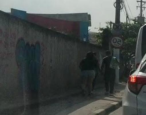 9P Gordinha de shorts Jeeans com um puta rabao