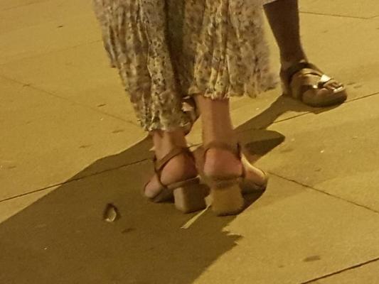 10P Capture of black and white feet