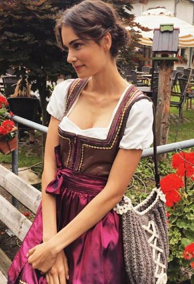 15P Sexy Dirndl Girls 389