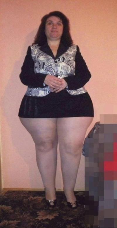 25P Emilia beautiful woman and her thick thighs