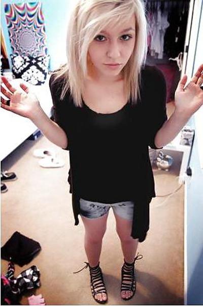 8P Facebook: Bare feet teens
