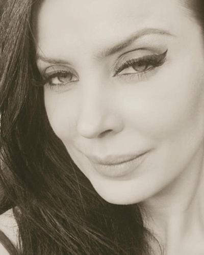 25P Mary, une MILF arménienne sexy qui fume