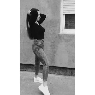 25P Jeune pute serbe au beau cul Anja Olic
