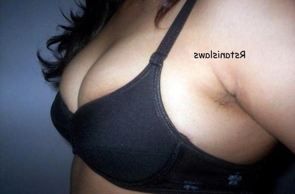5P sexy Sri Lankan Girl showing her hot curves&amp; tits