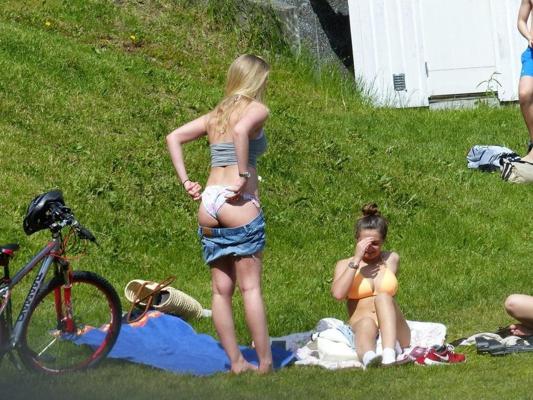 25P Chicks dress in public for attention (no matter what say)