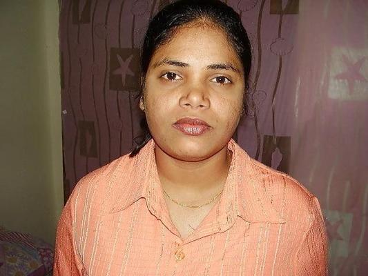 18P Indian mature slutty showing her pussy