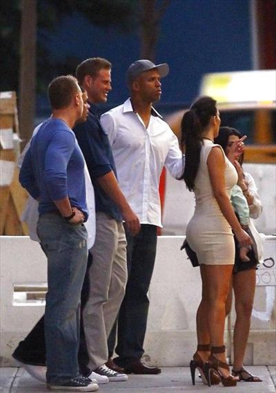 6P Kim Kardashian - Candids dans une robe moulante à New York