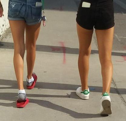 25P Jambes et pieds francs....