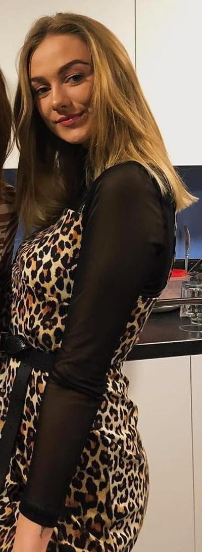 25P Hot girl non nude