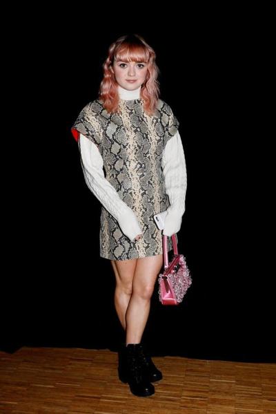 25P Cum to Maisie Williams 08