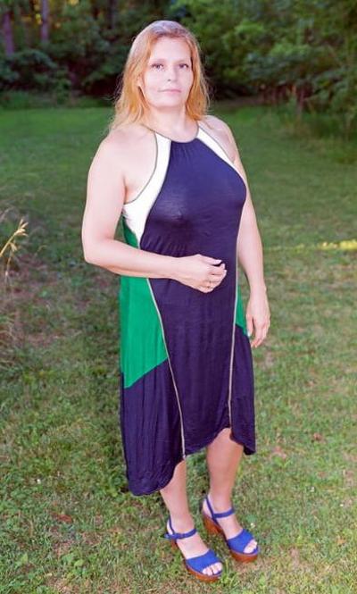 19P Mature ladies braless cleavage pokies 204