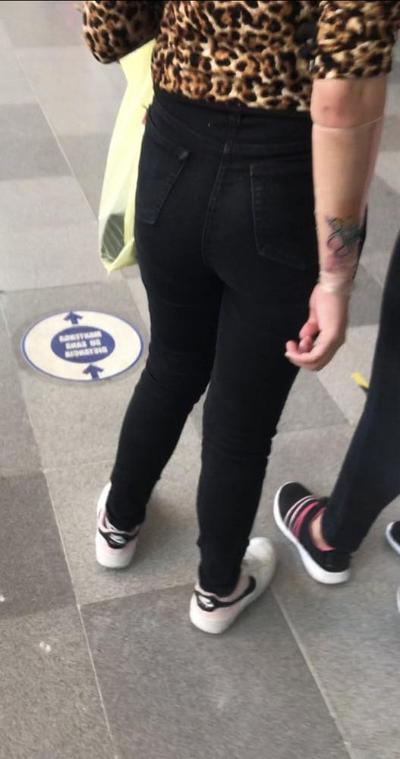 8P Una rica morrita sexy en Jeans caminando
