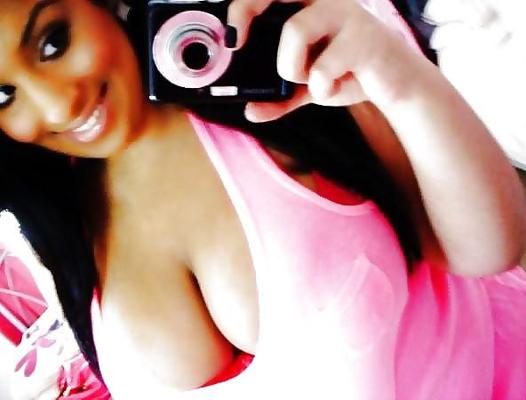 14P Fille indienne ou arabe gros seins