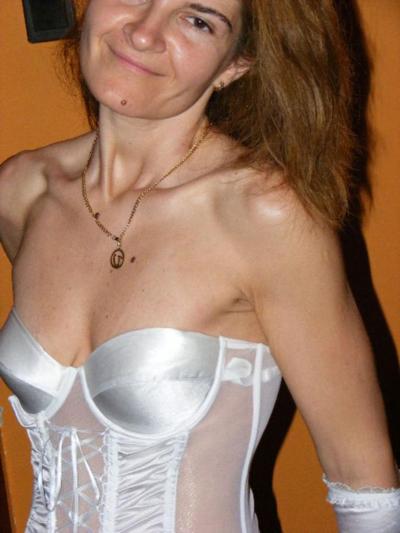 14P 37 year old bar queen