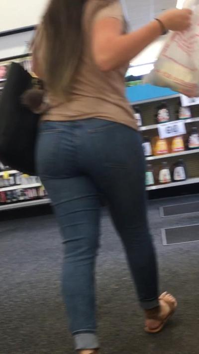 25P Toller Latina-Arsch in engen Jeans