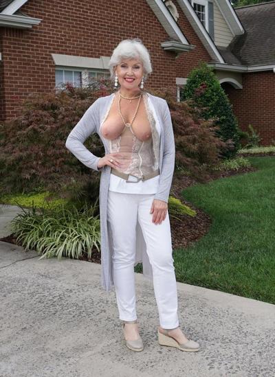 15P Mom's naked body
