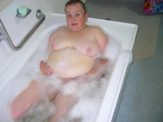 9P fatpig in the bath