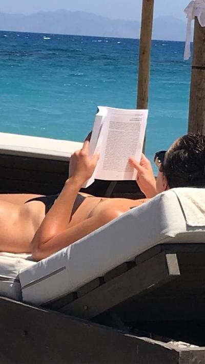 24P Garota #2 em topless na praia na Grécia