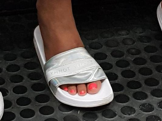25P Candid caption feet