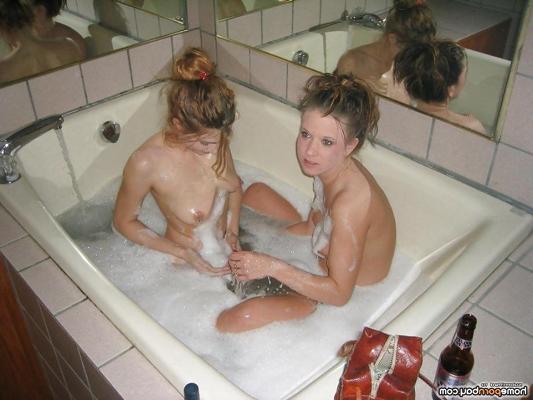 25P Lesbo bathtub shaving