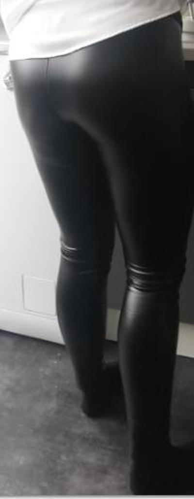 7P Freundin (26) in Leather Leggings. Kommtiert sie!
