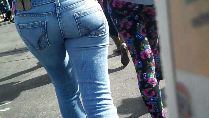 21P Cul et fesses d'ado en jeans de près