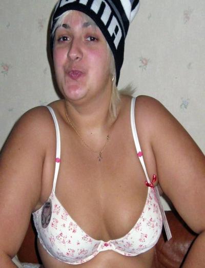 12P Une jeune amie lesbienne sur Skype montre son nouveau soutien-gorge