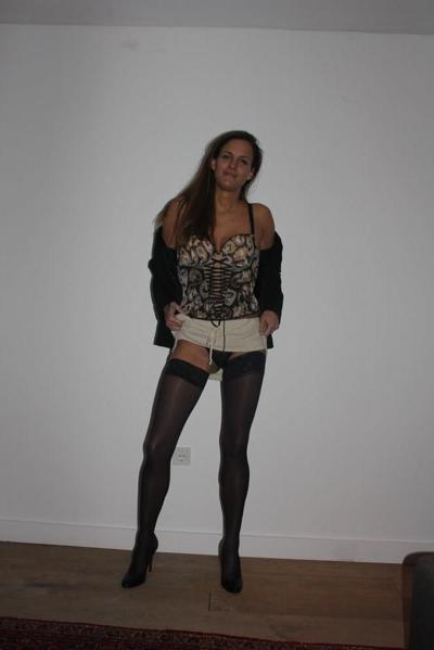 25P Hot brunette wife