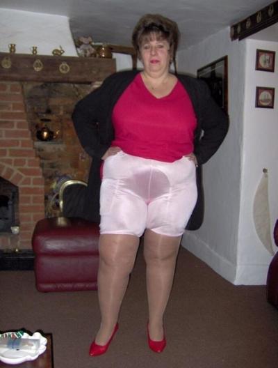 25P Mature Women in Pantyhose 3