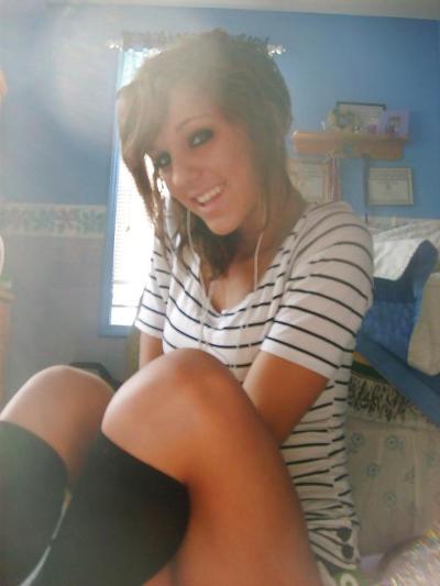 16P Cute amateur teen gets naughty!