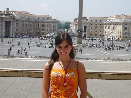 25P Italian girl shows pussy