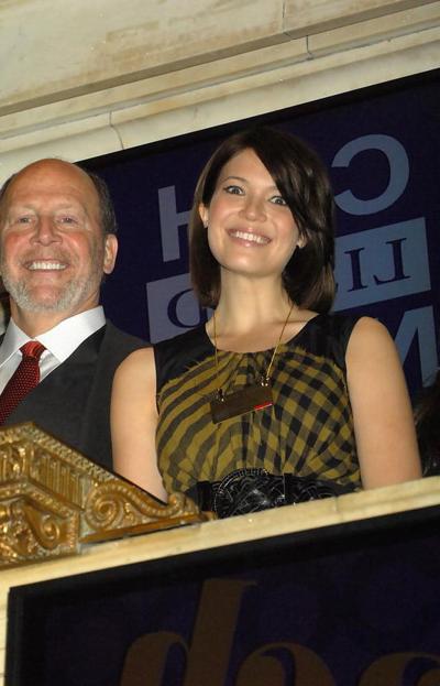11P Mandy Moore - COACH Rings the NYSE Opening Bell (12 Dec 2008