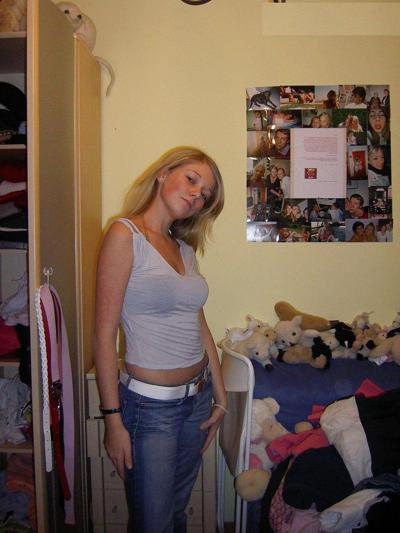 25P BLOND GIRL POSING NAKED