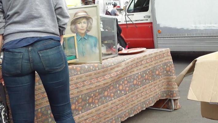 25P Mégots et cul d'adolescents en jeans de près en public