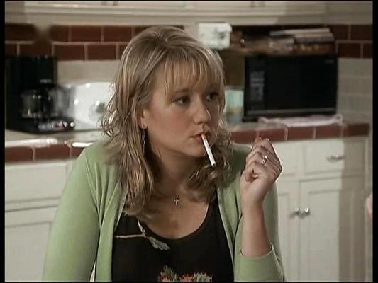 25P Megyn Price raucht Zigaretten