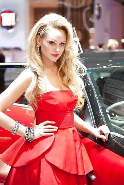 14P Девушки из автосалона