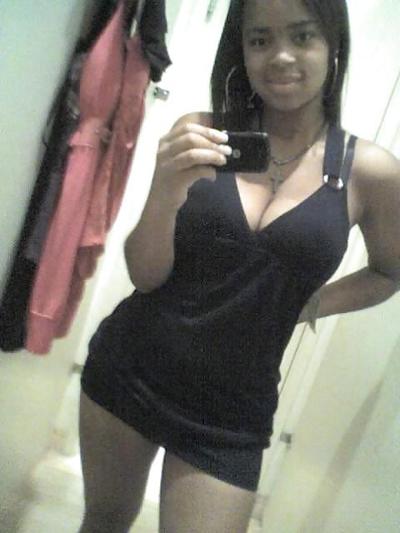 21P FILLE AUX GROS SEINS D'ÉBÈNE