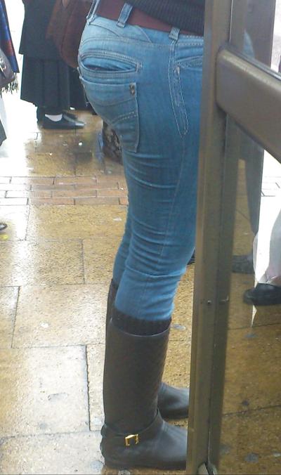 6P Voyeur Girl avec un butin de pomme.