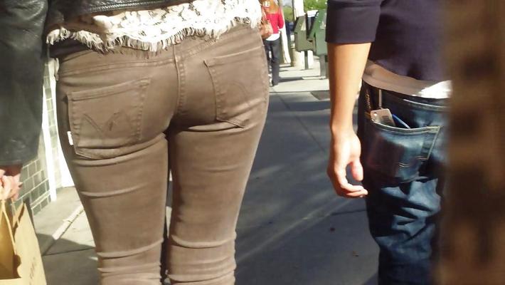 25P Belles fesses et cul d'ado sexy en jeans marron