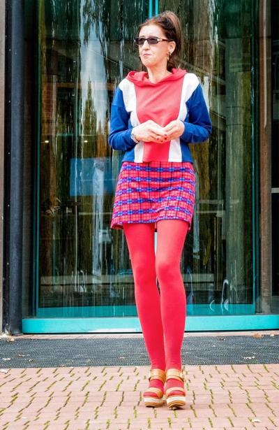 25P Mature German Fashionista in Tights