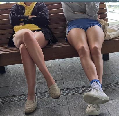 19P Candid sexy teen legs