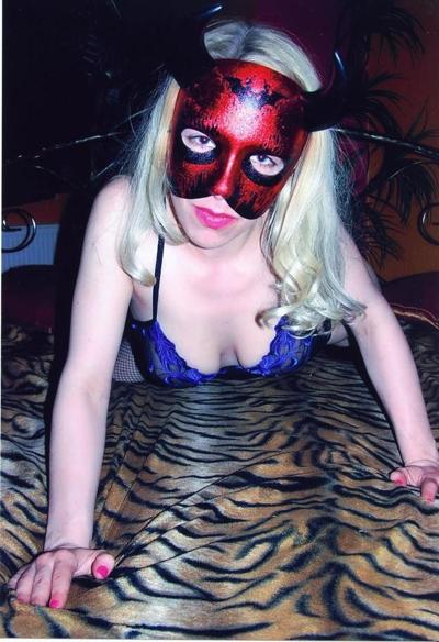 25P German Slut Nicky in dessous